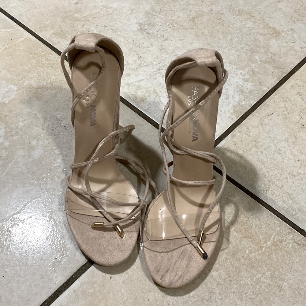 FASHION NOVA 
SIZE 8.5